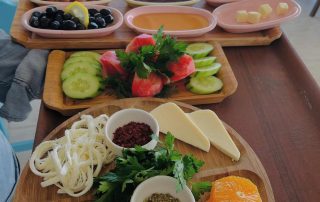 Bodrum kahvaltı rehberi için Başko sahil restoranında kahvaltı sunumu