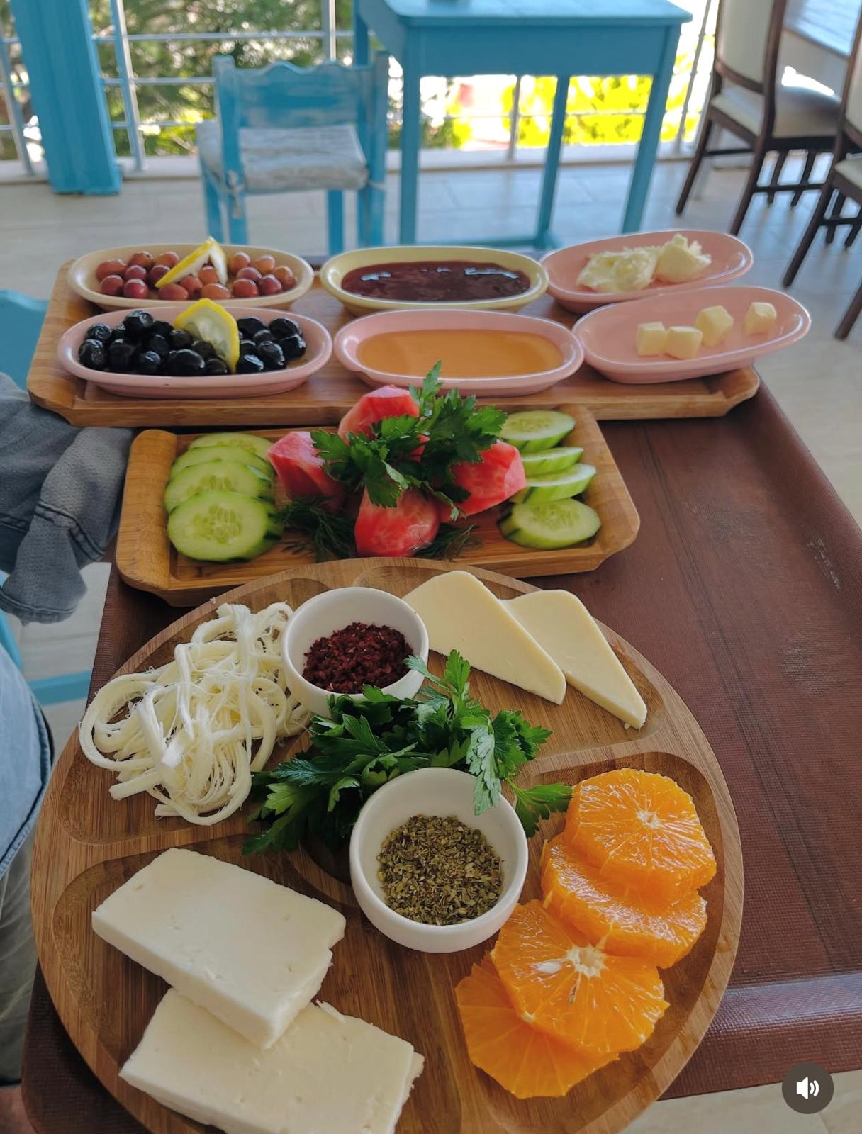 bodrum-kahvalti-rehberi-basko Bodrum kahvaltı rehberi için Başko sahil restoranında kahvaltı sunumu